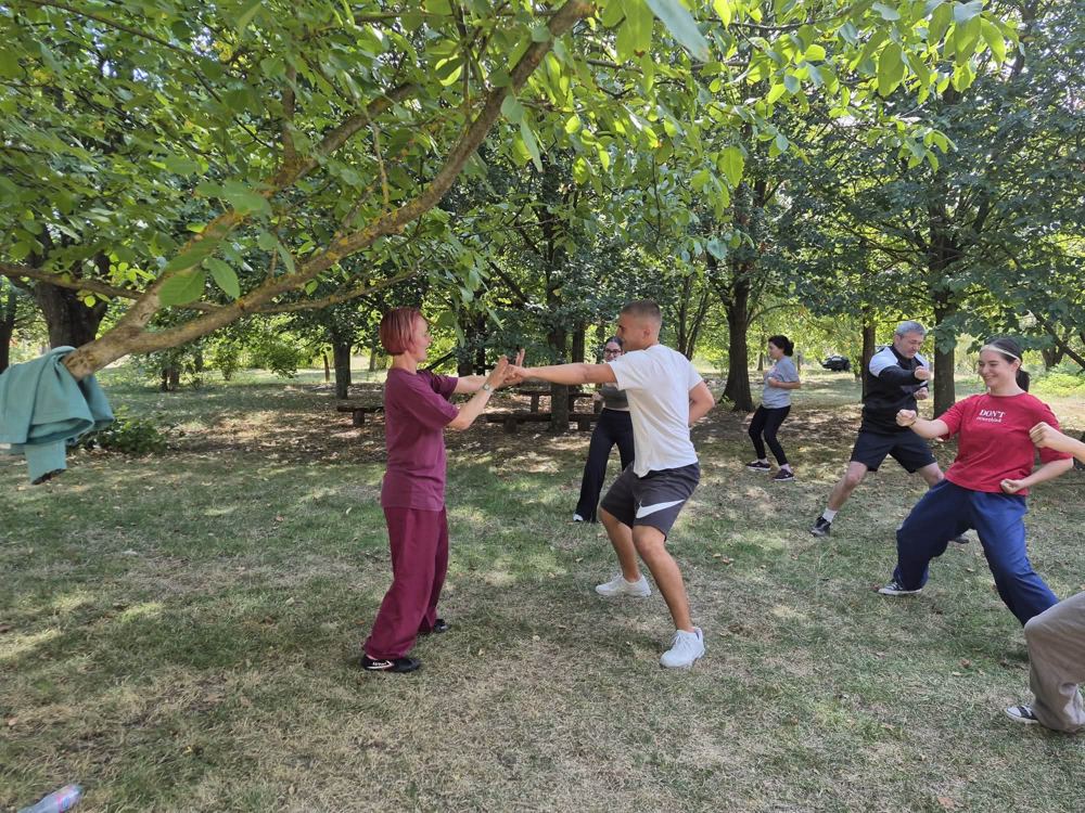 Bewegungsübung im Obstgarten