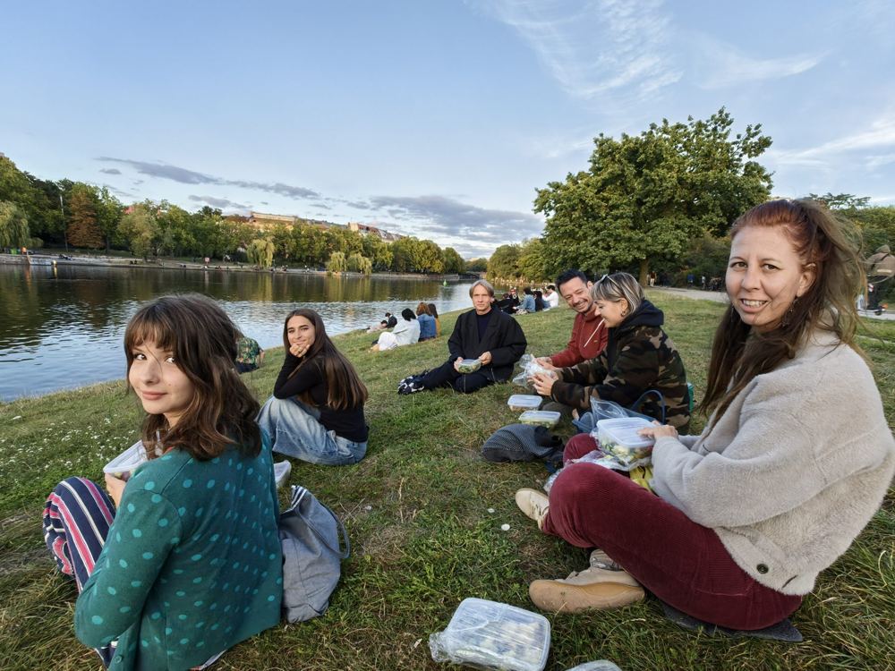 Gruppe im Park am See