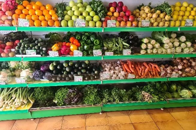 Marktregal mit frischem Obst und Gemüse
