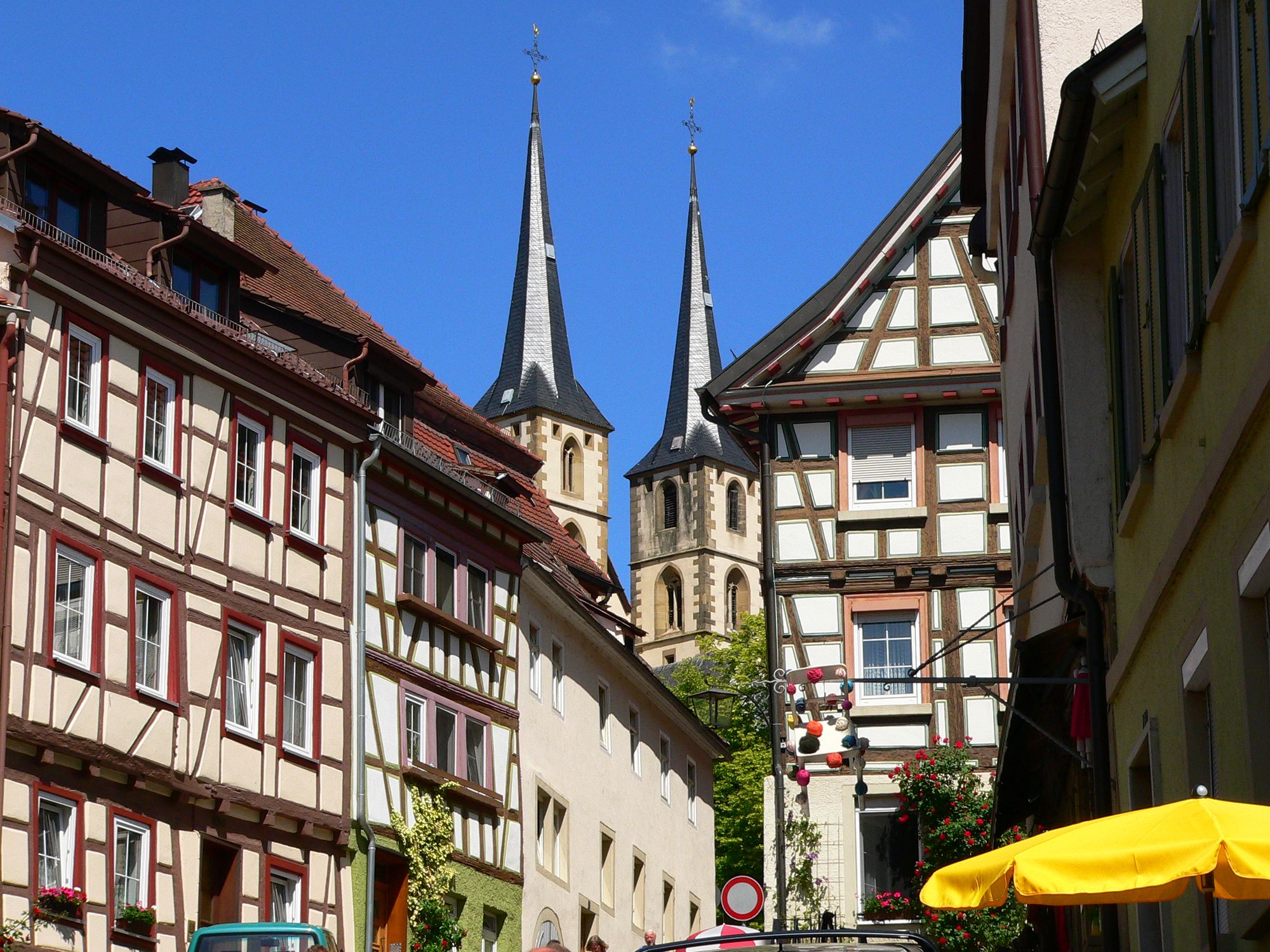 Fachwerkgasse in der Altstadt von Bad Wimpfen mit den Türmen der Stadtkirche